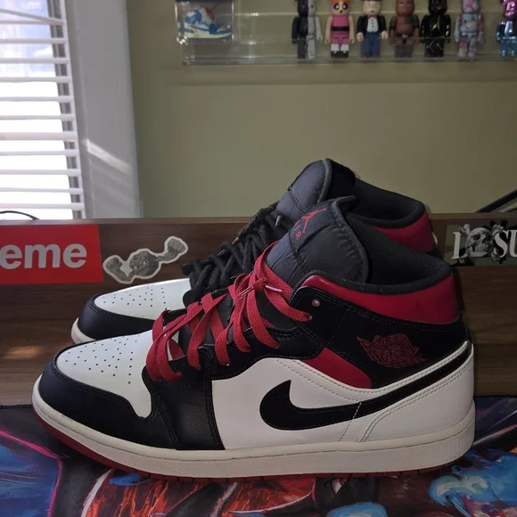 Nike Air Jordan 1 Mid Blk Toe Blk/Red And Wht 11.5m